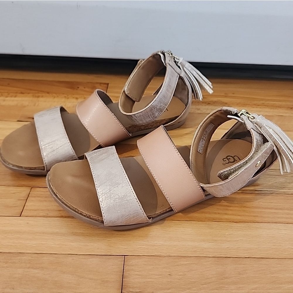 UGG Women's Size 6 Metallic Ankle Strap Flat Sandals Fit Like 7